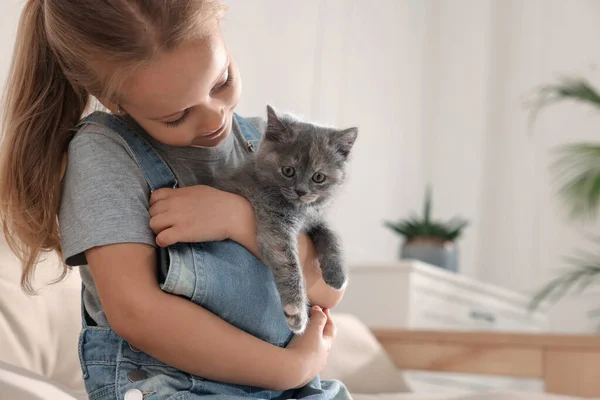 Schattig Klein Meisje Met Kitten Thuis Ruimte Voor Tekst Jeugd — Stockfoto