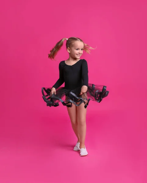 穿着黑色衣服 背景粉色 跳起舞来可爱的小女孩 — 图库照片