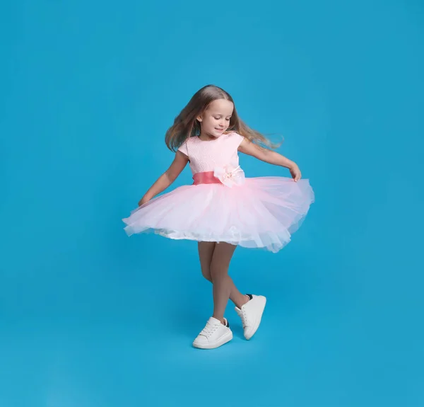 Linda Niña Hermoso Vestido Bailando Sobre Fondo Azul Claro —  Fotos de Stock