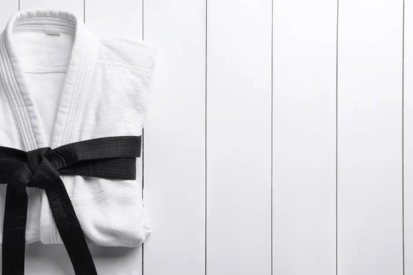 Uniforme Artes Marciales Con Cinturón Negro Sobre Fondo Madera Blanco — Foto de Stock