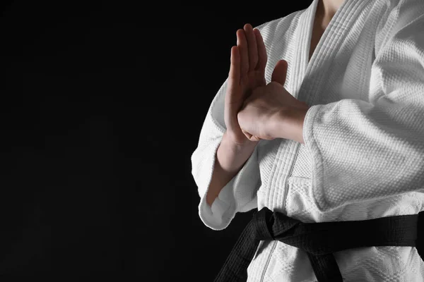 Hombre Usando Keikogi Cinturón Negro Sobre Fondo Oscuro Primer Plano — Foto de Stock