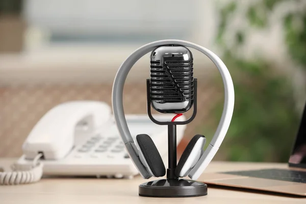 Mikrofon Modern Kulaklıklar Dizüstü Bilgisayarlar Masaüstü Telefonları Kapalı Masada — Stok fotoğraf