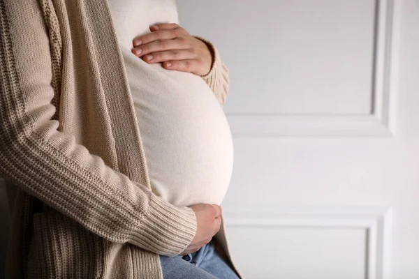 Giovane Donna Incinta Casa Vista Vicino Spazio Testo — Foto Stock