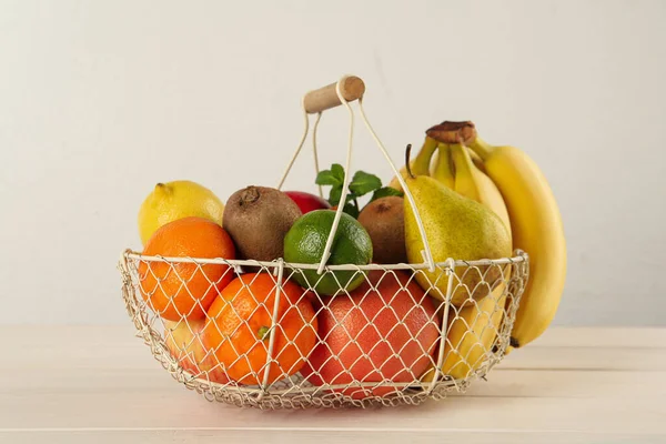 Frische Reife Früchte Metallkorb Auf Weißem Holztisch — Stockfoto