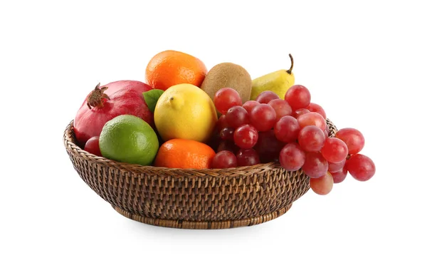 Frutas Maduras Frescas Taça Vime Sobre Fundo Branco — Fotografia de Stock