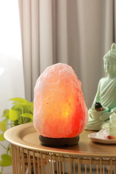 Lámpara Sal Del Himalaya Figura Buda Cristales Mesa Dorada Interior — Foto de Stock