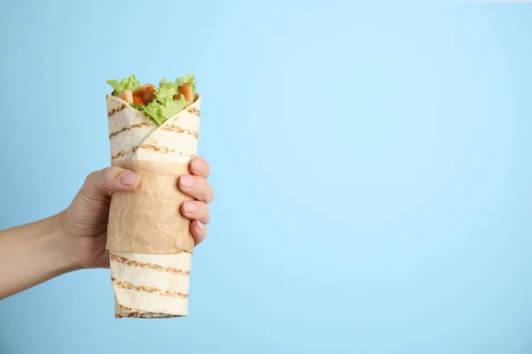 Mulher Segurando Delicioso Shawarma Frango Fundo Azul Claro Close Espaço — Fotografia de Stock