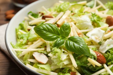 Lezzetli şalgam salatası kasede servis edilir, yakından.