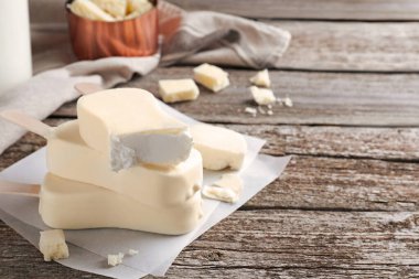 Ahşap masada nefis jöleli dondurma. Metin için boşluk