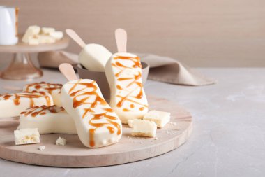 Lezzetli jöleli dondurma ve açık gri mermer masada çikolata.