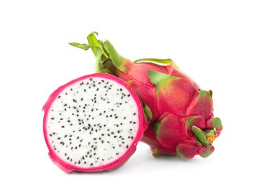Lezzetli bir kesim ve beyaz arka planda tüm pitahaya meyveleri.