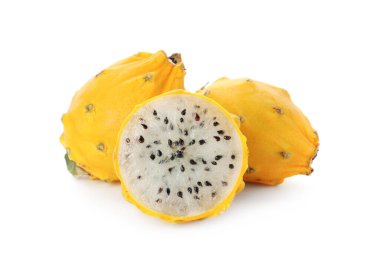 Lezzetli kesim ve beyaz arka planda sarı pitahaya meyveleri.