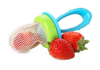 Beyaz arka planda taze çilekli Nibbler. Bebek besleyicisi