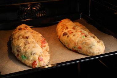 Çiğ ev yapımı meyveli ve fındıklı Stollens fırında, yakın plan. Geleneksel Alman Noel ekmeği