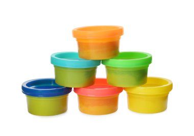 Beyaz arka planda renkli oyun hamuru olan plastik kaplar