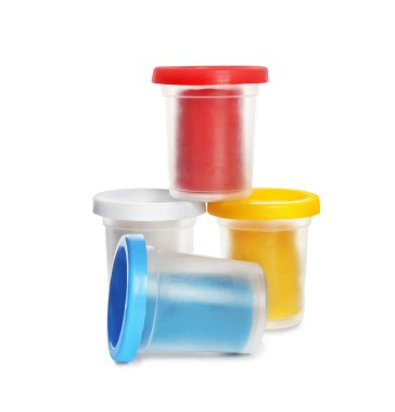 Beyaz arka planda renkli oyun hamuru olan plastik kaplar