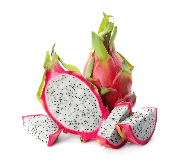 Deliciosos Cortes Frutos Enteros Pitahaya Sobre Fondo Blanco — Foto de Stock