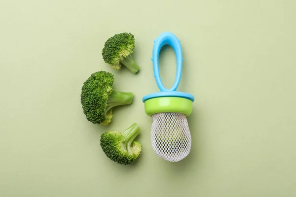 Nibbler Boiled Broccoli Green Background Flat Lay Baby Feeder — Stock Photo, Image