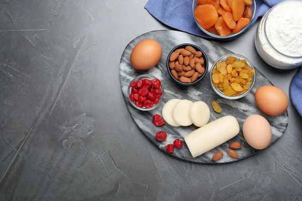 Ingredienser För Hemmagjord Stollen Grått Bord Platt Ligg Bakning Traditionella — Stockfoto