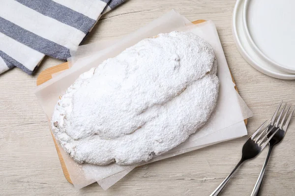 Heerlijke Stollen Bestrooid Met Poedersuiker Houten Tafel Plat Gelegd — Stockfoto