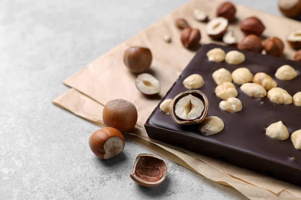 Deliziosa Barretta Cioccolato Nocciole Sul Tavolo Grigio Chiaro Primo Piano — Foto Stock