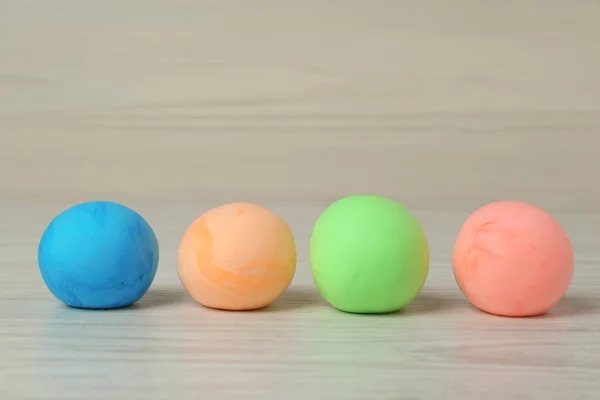 Verschiedene Farben Spielen Teigkugeln Auf Weißem Holztisch — Stockfoto