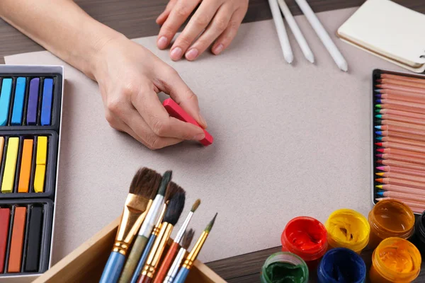 Disegno Artista Con Gesso Pastello Tavolo Legno Primo Piano — Foto Stock