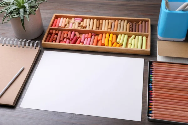 空白的纸 彩色粉笔和铅笔在木制桌子上 现代艺术家的工作场所 — 图库照片