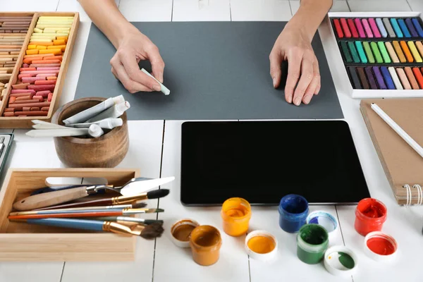 Disegno Artista Con Gesso Pastello Carta Grigia Tavolo Legno Bianco — Foto Stock