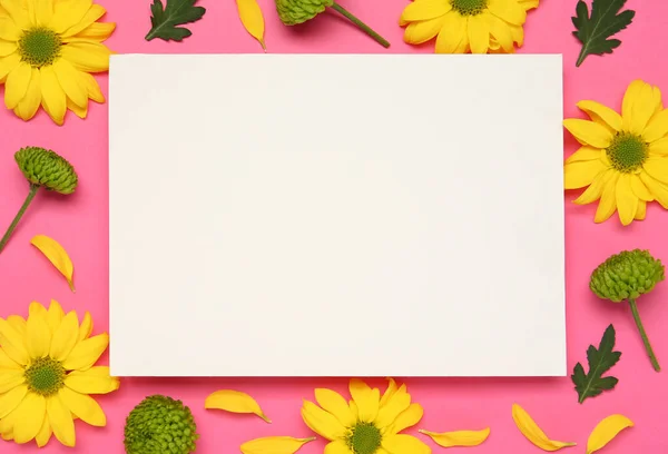 Όμορφα Χρυσάνθεμα Και Λευκή Κάρτα Ροζ Φόντο Επίπεδη Lay Χώρος — Φωτογραφία Αρχείου
