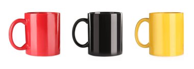 Beyaz arka planda farklı seramik bardaklarla ayarlanmış. Pankart tasarımı