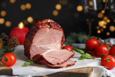Domatesli ve fesleğenli leziz jambon bulanık festival ışıklarına karşı, yakın plan. Noel yemeği.