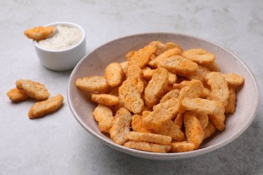 Hafif masada gevrek rusks ve sos, yakın plan.