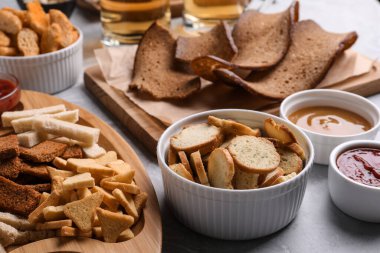 Aydınlık masada soslu farklı gevrek ruslar.