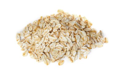 Beyaz arkaplanda çiğ yulaf ezmesi yığını