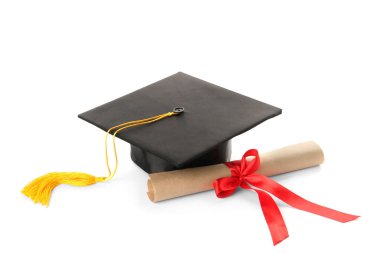 Mezuniyet şapkası ve beyaz arka plan diploması.