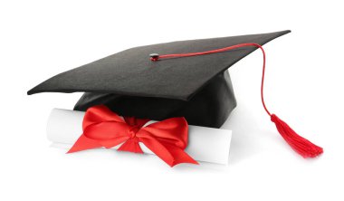 Mezuniyet şapkası ve beyaz arka plan diploması.