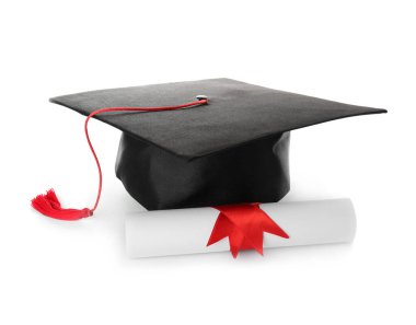 Mezuniyet şapkası ve beyaz arka plan diploması.