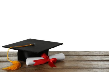 Mezuniyet şapkası ve diploması ahşap masa üzerinde beyaz arka plan, metin için boşluk
