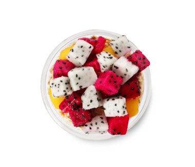 Pitahaya ve mangolu bir bardak granola.