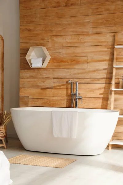 Bañera Blanca Decoración Cerca Pared Madera Habitación Diseño Interiores — Foto de Stock