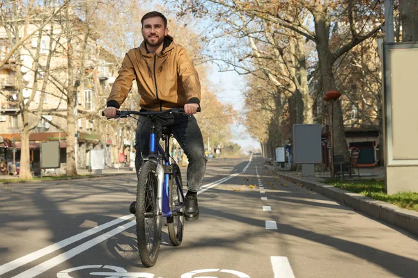 Heureux Bel Homme Vélo Sur Voie Ville — Photo