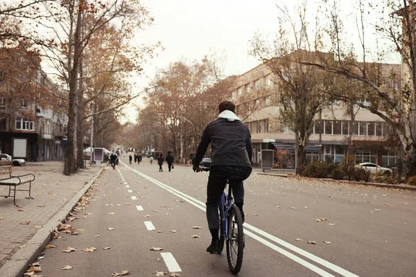 Homme Vélo Sur Voie Ville Vue Arrière — Photo