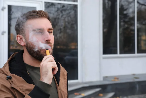 Bonito Jovem Usando Cigarro Eletrônico Descartável Livre — Fotografia de Stock