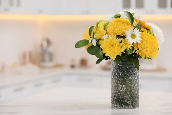 Bouquet Belles Fleurs Chrysanthème Sur Table Dans Cuisine Espace Pour — Photo