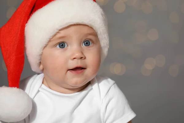 Leuke Baby Santa Hoed Tegen Wazig Licht Ruimte Voor Tekst — Stockfoto