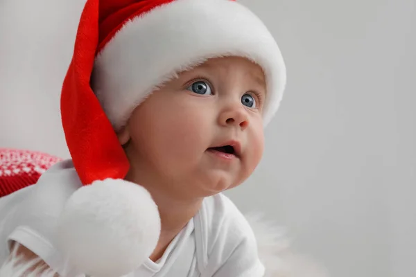 Мила Дитина Санта Каті Світло Сірому Фоні Косметика Свято Різдва — стокове фото