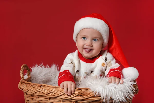 Bebê Bonito Cesta Vime Fundo Vermelho Celebração Natal — Fotografia de Stock