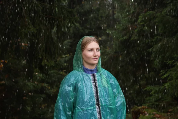 Jonge Vrouw Met Regenjas Bos Onder Regen — Stockfoto