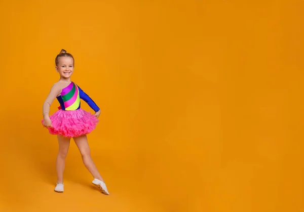 Roztomilá Holčička Kostýmu Tančící Oranžovém Pozadí Mezera Pro Text — Stock fotografie